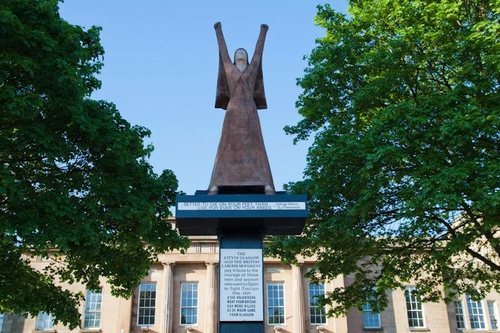 'Mejor morir de pie que vivir de rodillas' se puede leer en la estatua de Dolores Ibárrui ubicada en Glasgow.