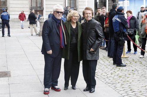 Raphael junto a Pedro Almodóvar y Manuela Carmena en 2018