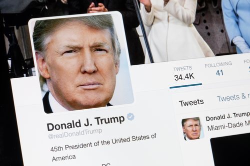La cuenta de Twitter de Trump es vital en su estrategia política. Es la vía que tiene para conseguir que sus mensajes lleguen eficazmente a la gente.
