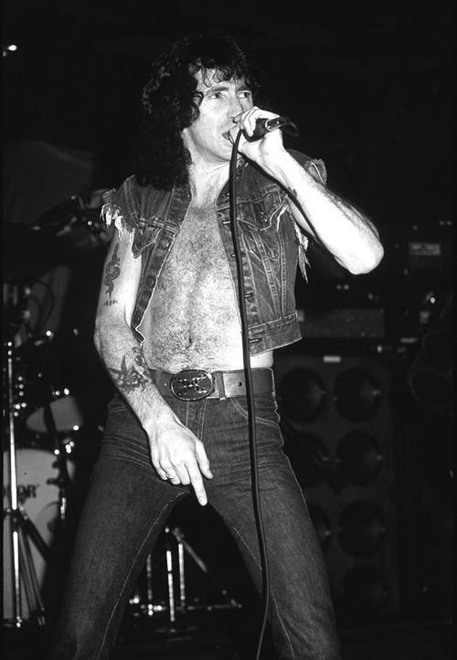 Bon Scott murió 5 meses después del lanzamiento de 'Highway To Hell', tras una noche de borrachera.
