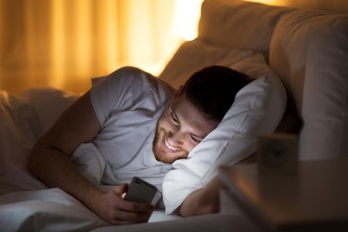 El móvil por la noche, lejos de la cama. Dormir es más importante