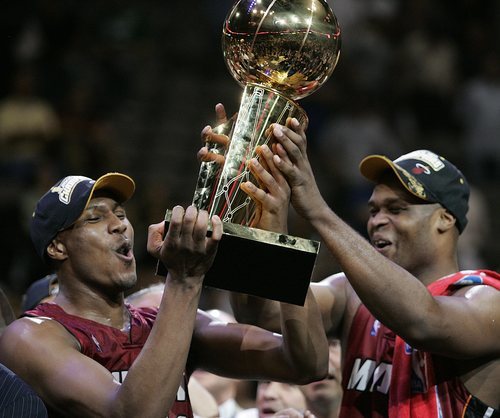 Antoine Walker (derecha) llegó a ser campeón de la NBA con Miami Heat.