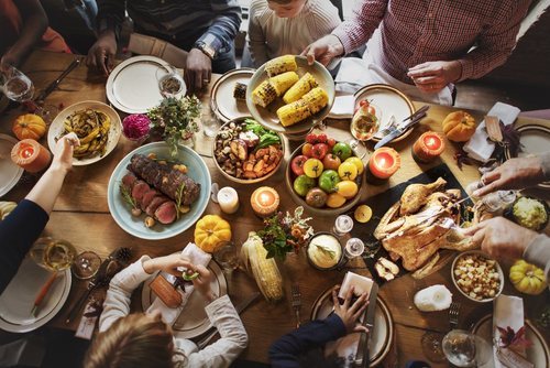 Una gran cena con la familia es la manera tradicional de celebrar Acción de Gracias.