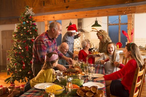 Las navidades en familia son una tradición que puede traer problemas en tu relación.