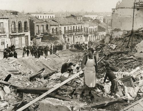 Civiles sobre los escombros en Madrid durante la Guerra Civil española