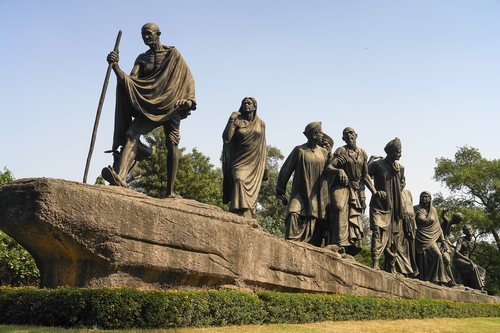 La figura de Gandhi sigue siendo adorada en la India, como muestra esta escultura en el país asiático.
