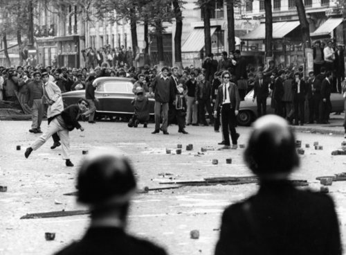 Estudiantes lanzan adoquinas contra la policía en París durante las protestas de Mayo del 68.