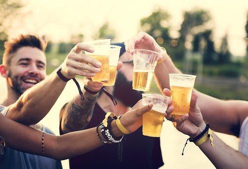 El alcohol hará que no tengas sed, pero estés deshidratado.