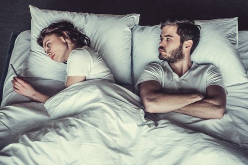 Si no puedes dormir porque tu pareja está con el móvil échala al sofá.