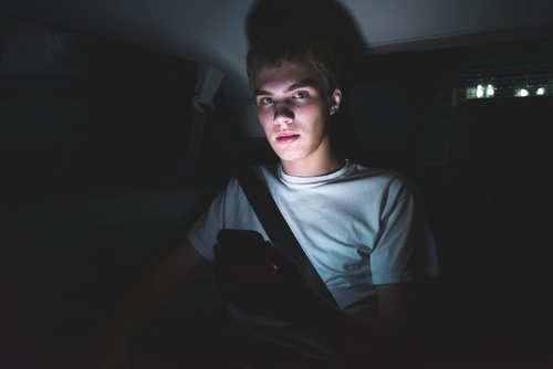 Conducir de noche es peligroso, no distraigas al conductor con el brillo de tu smartphone.