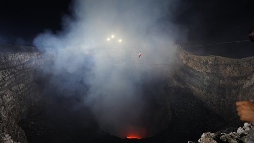 Un lago de lava a 1.100 grados, los gases del volcán o el fuerte viento eran algunos de los peligros del reto.
