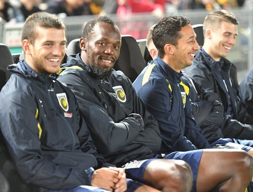 Bolt mantiene su icónica sonrisa en el mundo del fútbol.