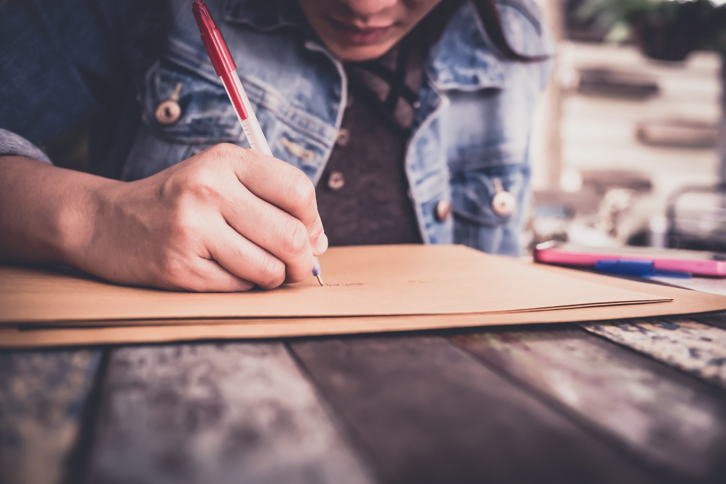 She are writing. Человек пишет записку. Пишет письмо. Человек пишет картинка. Человек который грамотно пишет.