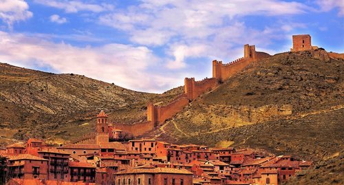 El encanto de esta Albarracín se encuentra en la muralla.