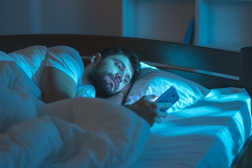 No dejamos el móvil ni en la cama, y es un gran inconveniente a la hora de coger el sueño.