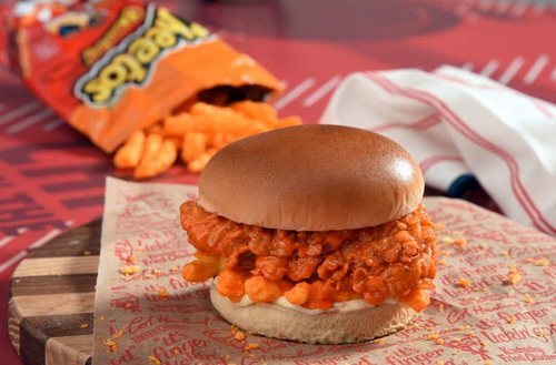 Un sándwich lleno de Cheetos y pollo, la última ocurrencia de KFC.