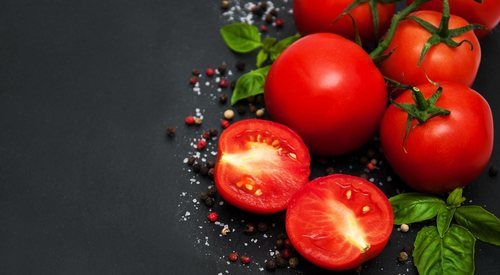 El tomate se utiliza mucho en verano.