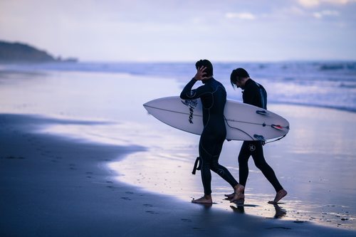 Surfea con alguien que pueda ayudarte.