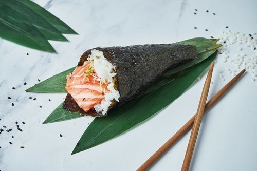 El temaki es un tipo de sushi donde el arroz se introduce dentro de un cono de alga nori.