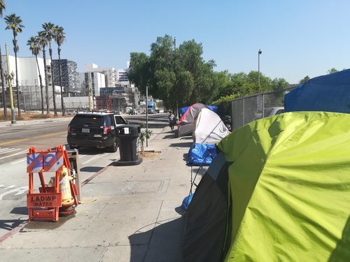 Tiendas de campaña en las que residen personas sin hogar en el Downtown de Los Angeles