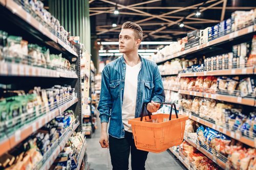 Llevar una lista de la compra e ir al supermercado sin hambre te ayudarán a ahorrar.