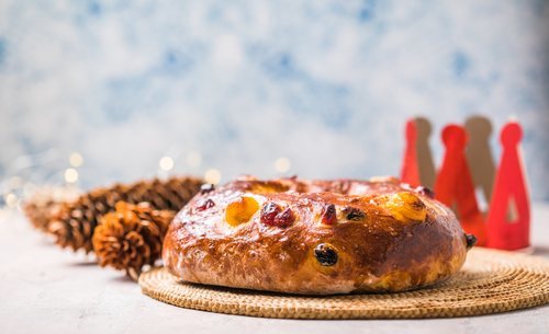 En un Roscón de Reyes fit se elimina el azúcar y las grasas que contienen tanto la masa como la nata.