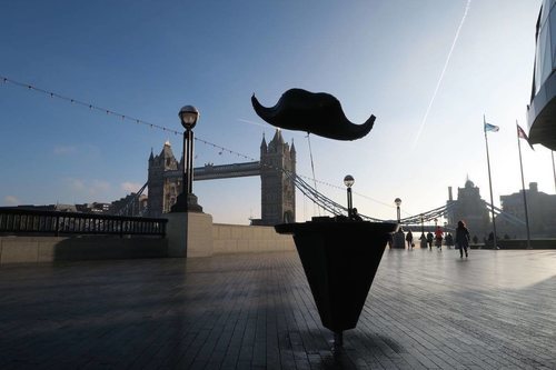 Un bigote hinchable para celebrar el Movemeber en Londres.