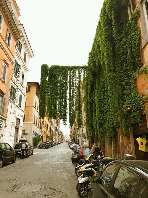 En Roma, aparcar es igual de complicado que no comerte un atasco.