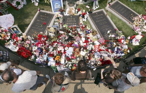La tumba de Elvis Presley en el 30 aniversario de su muerte en el año 2007.