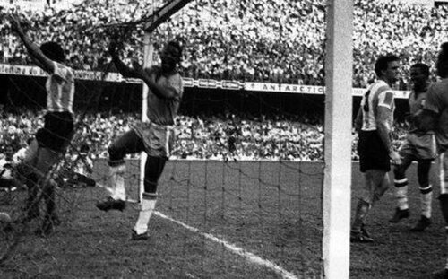 El debut y el primer gol de Pelé en la selección fueron ante Argentina
