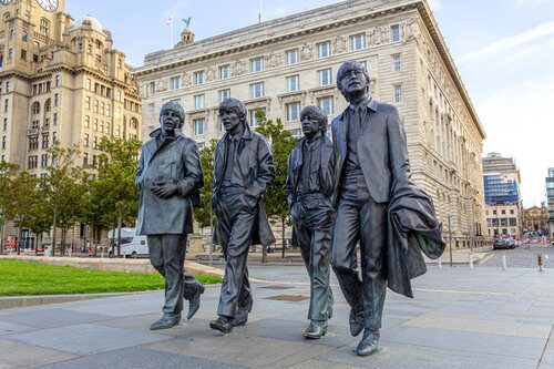Por las calles de Liverpool se puede observar que 'The Beatles' son unos auténticos ídolos.