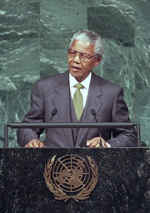 Nelson Mandela dando un discurso en la sede de la ONU.
