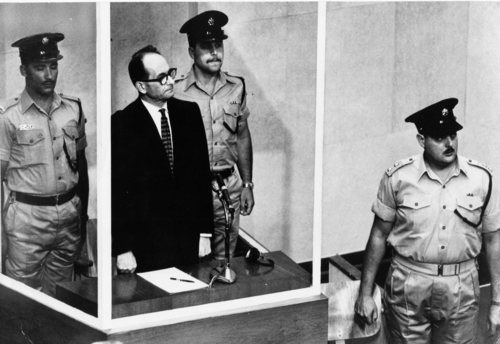 Adolf Eichmann, de pie durante el juicio.