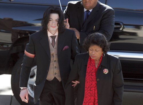 Michael Jackson, junto a su madre camino al juicio.