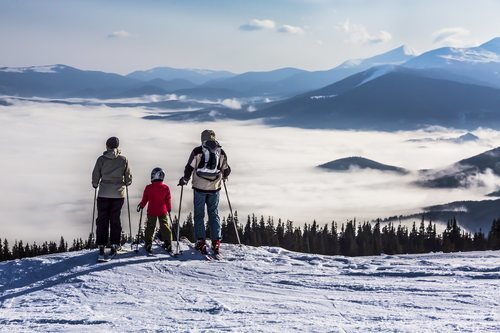 El esquí puede ser el deporte perfecto para practicar en familia.