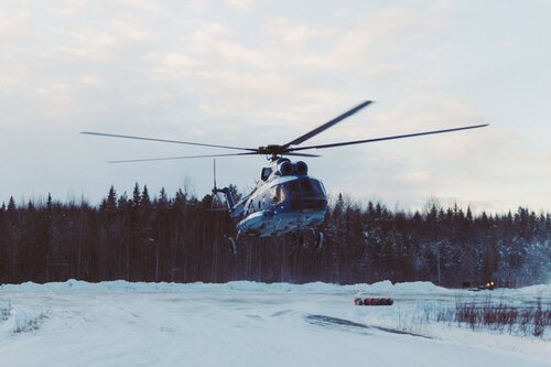 Siempre hay que aproximarse al helicóptero por el lado izquierdo, por la parte delantera y agachado lo máximo posible.