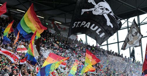 La hinchada del St. Pauli ha sido conocida por estar comprometida socialmente.