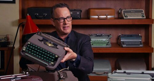 El actor explicando su pasión por las máquinas de escribir