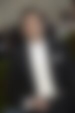 Adrien Brody con el tuxedo que requería la ocasión, imagen de sustitución