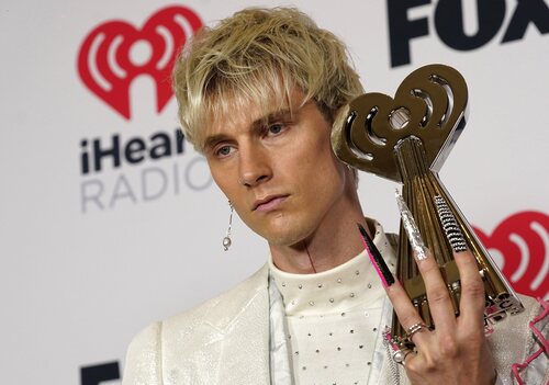 MGK con su premio en los iHeartRadio Music Awards